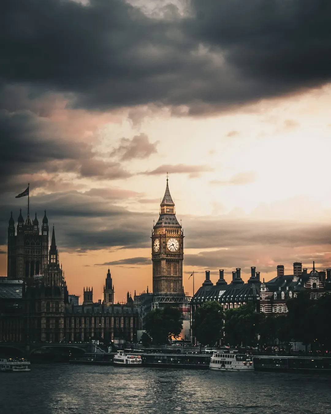Londra’da gün batımında Big Ben ve Westminster Sarayı